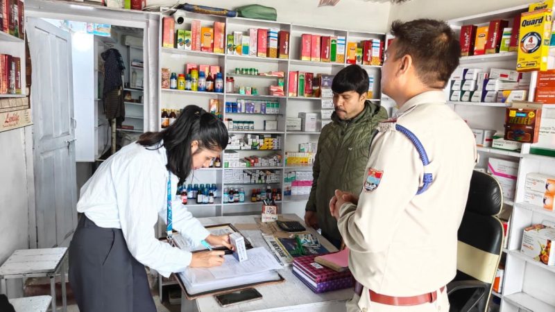 कार्रवाई: मेडिकल स्टोरों पर औचक निरीक्षण,चार स्टोर तत्काल बंद कर बिक्री पर लगाई रोक