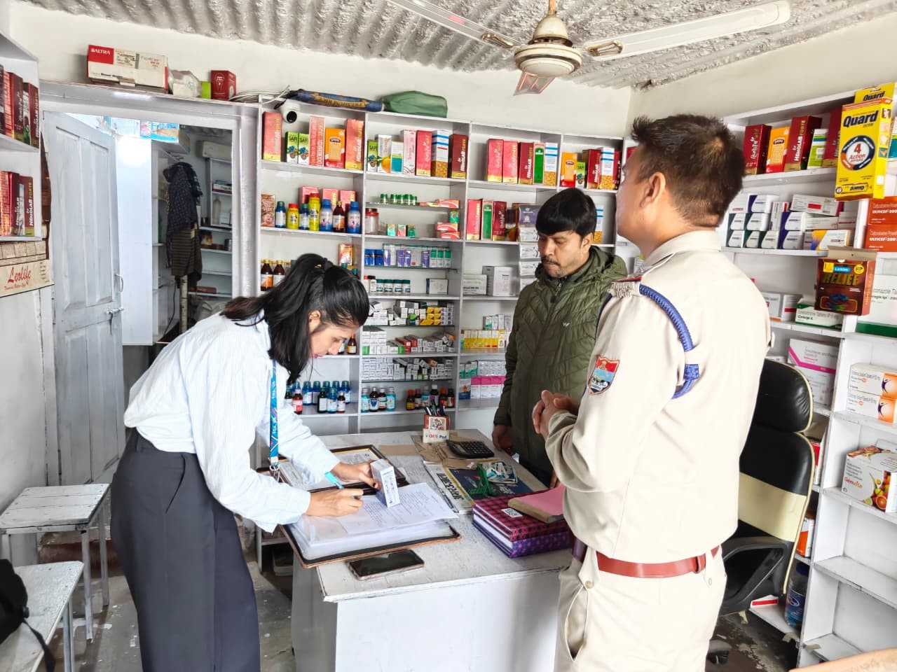कार्रवाई: मेडिकल स्टोरों पर औचक निरीक्षण,चार स्टोर तत्काल बंद कर बिक्री पर लगाई रोक