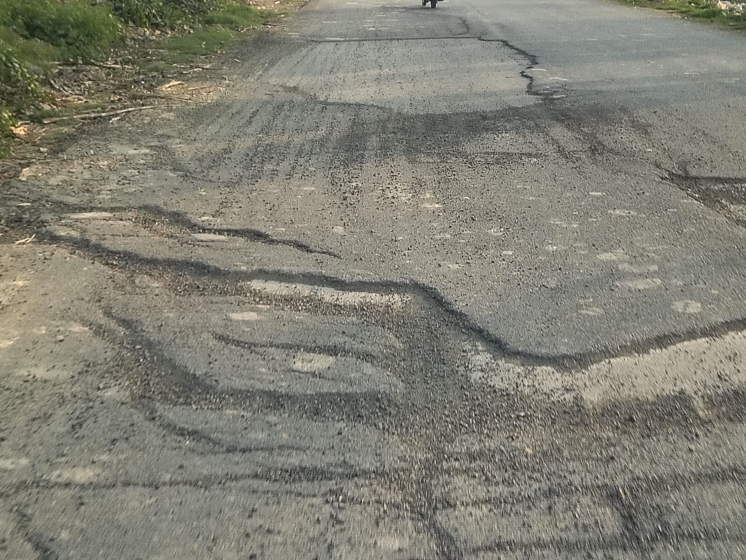 अनदेखी: हादसों का कारण बन रहा है कंडोलिया–कालेश्वर मार्ग, सुरक्षा कार्य नहीं होने से उठ रहे सवाल