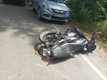 दुखद: अनियंत्रित होकर पुल से नीचे जा गिरी बाइक, युवक की मौत