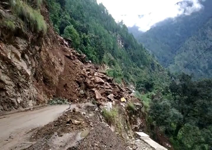 दुश्वारियां: सगवाड़ी मोटर मार्ग का एक हिस्सा ध्वस्त, ग्रामीण किमी पैदल चलने को मजबूर