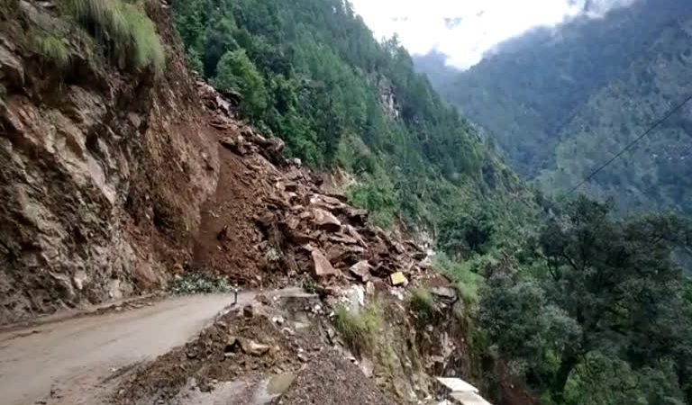 दुश्वारियां: सगवाड़ी मोटर मार्ग का एक हिस्सा ध्वस्त, ग्रामीण किमी पैदल चलने को मजबूर