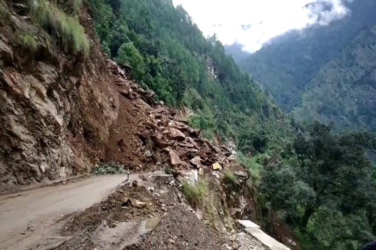 दुश्वारियां: सगवाड़ी मोटर मार्ग का एक हिस्सा ध्वस्त, ग्रामीण किमी पैदल चलने को मजबूर