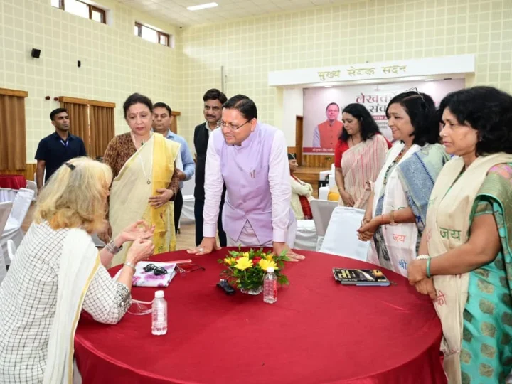 मुख्यमंत्री ने मुख्य सेवक सदन में लेखकों एवं साहित्यकारों से किया संवाद, उत्तराखंड के विकास, सांस्कृतिक संरक्षण और सामाजिक परिवर्तन में साहित्यकारों की भूमिका पर हुई चर्चा