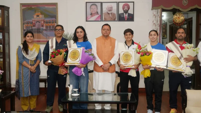 मुख्यमंत्री धामी से मिलीं अंतरराष्ट्रीय स्तर पर पदक जीतने वाली उत्तराखंड की महिला मुक्केबाज, मुख्यमंत्री ने किया सम्मानित