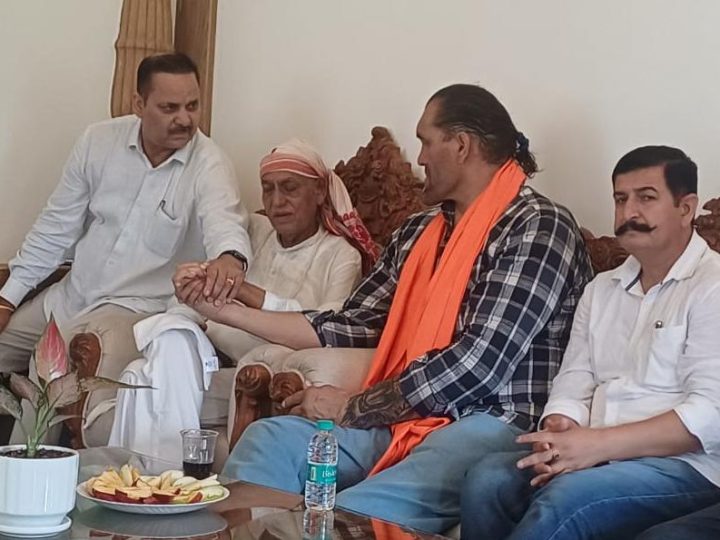 संवेदना: पौंधा शूटिंग रेंज में पहुंचे विश्व प्रसिद्ध रेसलर द ग्रेट खली; जसपाल राणा को दी श्रद्धांजलि