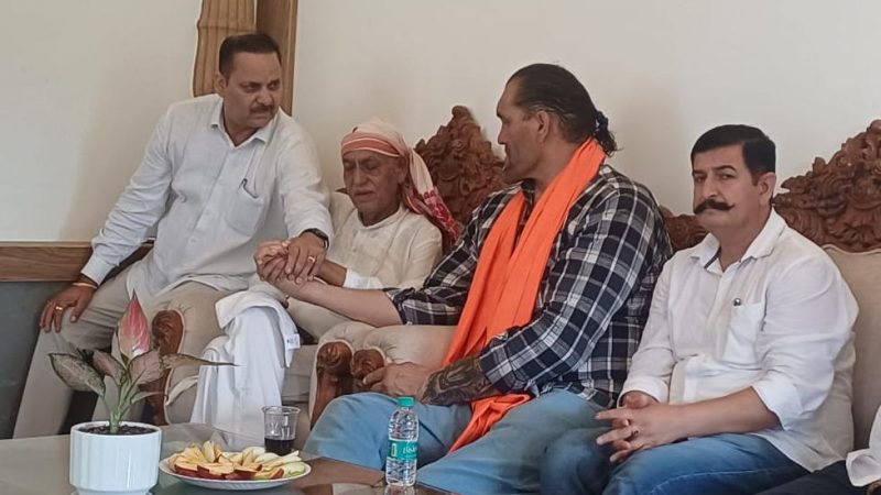 संवेदना: पौंधा शूटिंग रेंज में पहुंचे विश्व प्रसिद्ध रेसलर द ग्रेट खली; जसपाल राणा को दी श्रद्धांजलि