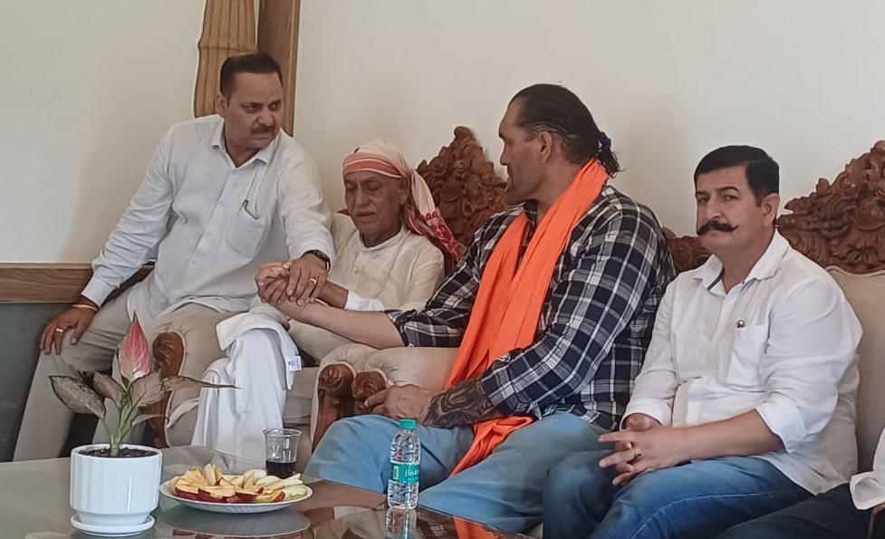 संवेदना: पौंधा शूटिंग रेंज में पहुंचे विश्व प्रसिद्ध रेसलर द ग्रेट खली; जसपाल राणा को दी श्रद्धांजलि