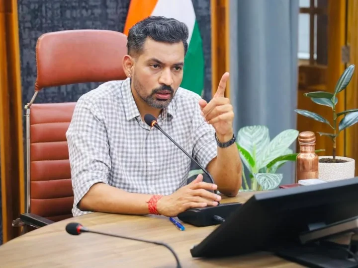 ई-ऑफिस व्यवस्था प्रभावी एवं सुगम बनाने के डीएम आशीष चौहान ने दिए निर्देश