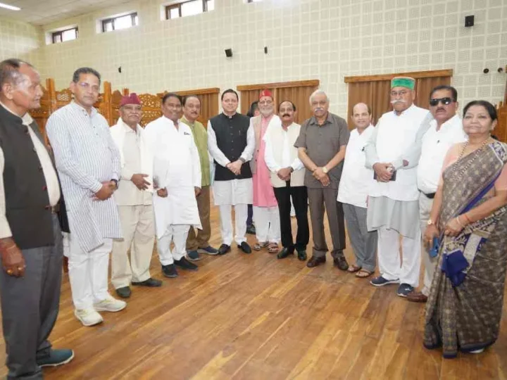 CM धामी से मिलने पहुंचे कई पूर्व विधायक, मुख्यमंत्री को दी शुभकामनाएं