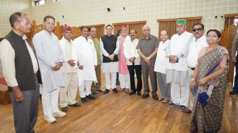 CM धामी से मिलने पहुंचे कई पूर्व विधायक, मुख्यमंत्री को दी शुभकामनाएं