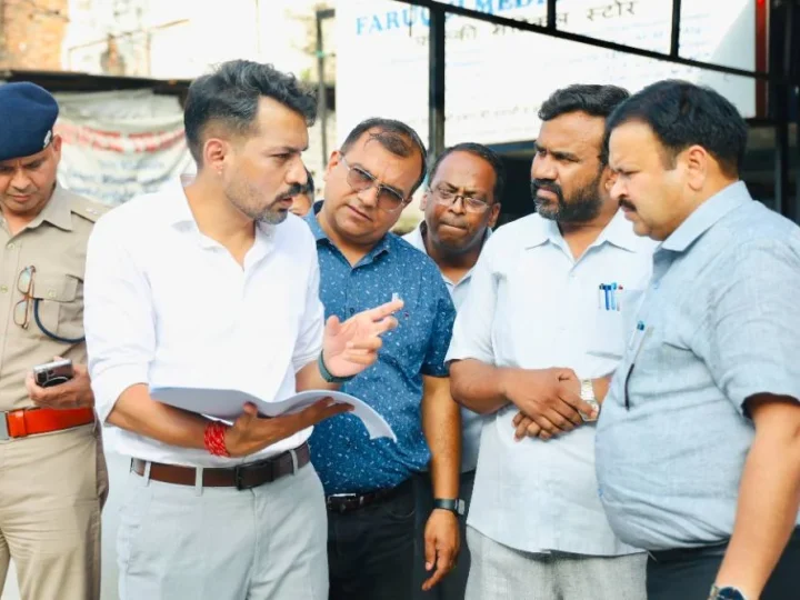आढ़त बाजार/तहसील चौक सड़क चौड़ीकरण परियोजना कार्य प्रगति का डीएम डॉ. आशीष चौहान ने किया स्थलीय निरीक्षण; मुख्यमंत्री के विजन के अनुरूप परियोजना से जाम में आएगी कमी और शहर की यातायात व्यवस्था होगी अधिक सुगम एवं सुरक्षित