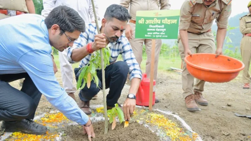 हरेला पर्व पर हरियाली का संकल्प: जिलाधिकारी डॉ0 आशीष चौहान ने किया वृक्षारोपण, कहा- पौधारोपण को बनाएं जन-आंदोलन