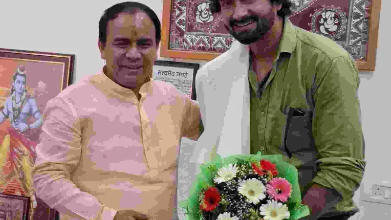 धन सिंह रावत से मिले राष्ट्रीय पुरस्कार विजेता अभिनेता मोहित घिल्डियाल,तीर्थाटन प्रचार के लिए डॉक्यूमेंट्री बनाने पर चर्चा