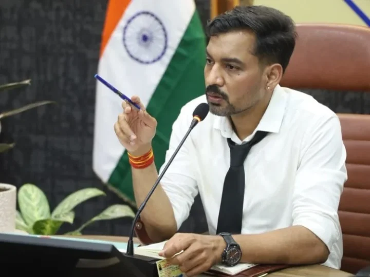 जनसमस्याओं के निस्तारण में लापरवाही बर्दाश्त नहीं, जिलाधिकारी डॉ. आशीष चौहान ने सुनीं 164 शिकायतें