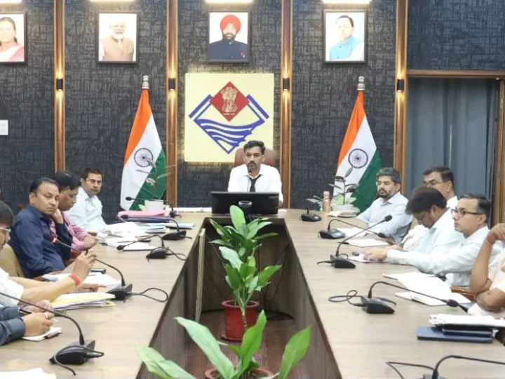 जिलाधिकारी डॉ. आशीष चौहान ने विभागीय कार्यों की समीक्षा कर दिए समयबद्ध एवं प्रभावी क्रियान्वयन के निर्देश, जनहित एवं नवाचार आधारित पहलों पर विशेष जोर