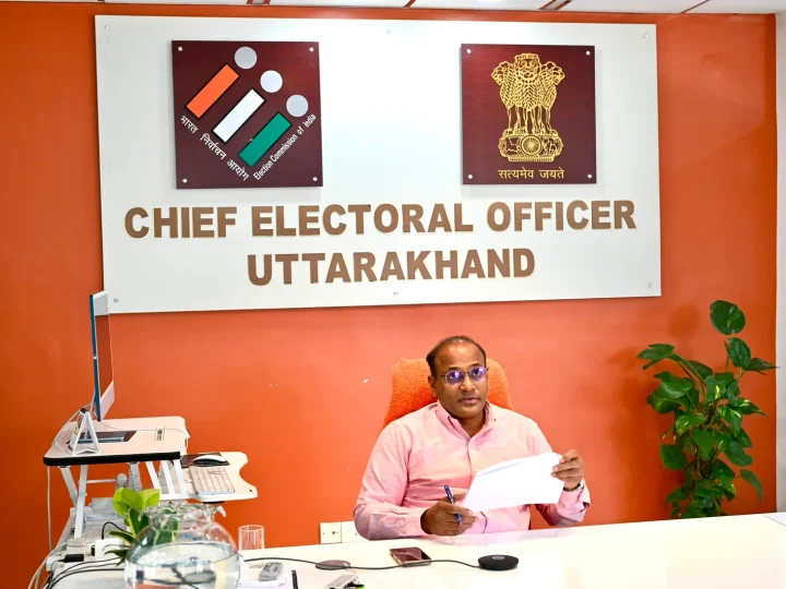 मुख्य निर्वाचन अधिकारी ने जिलाधिकारियों के साथ बैठक कर SIR पर की समीक्षा