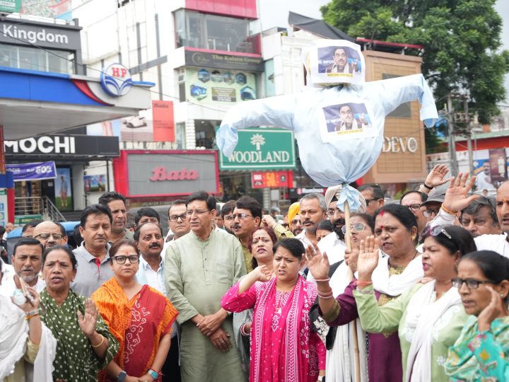 विरोध: उत्तराखंड महिला कांग्रेस ने किया नव नियुक्त केंद्रीय शिक्षा मंत्री का विरोध, पुतला फूंक कर जताया आक्रोश