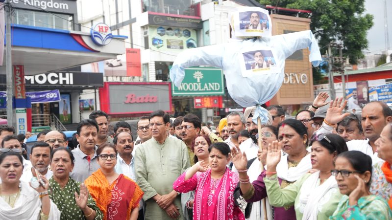 विरोध: उत्तराखंड महिला कांग्रेस ने किया नव नियुक्त केंद्रीय शिक्षा मंत्री का विरोध, पुतला फूंक कर जताया आक्रोश