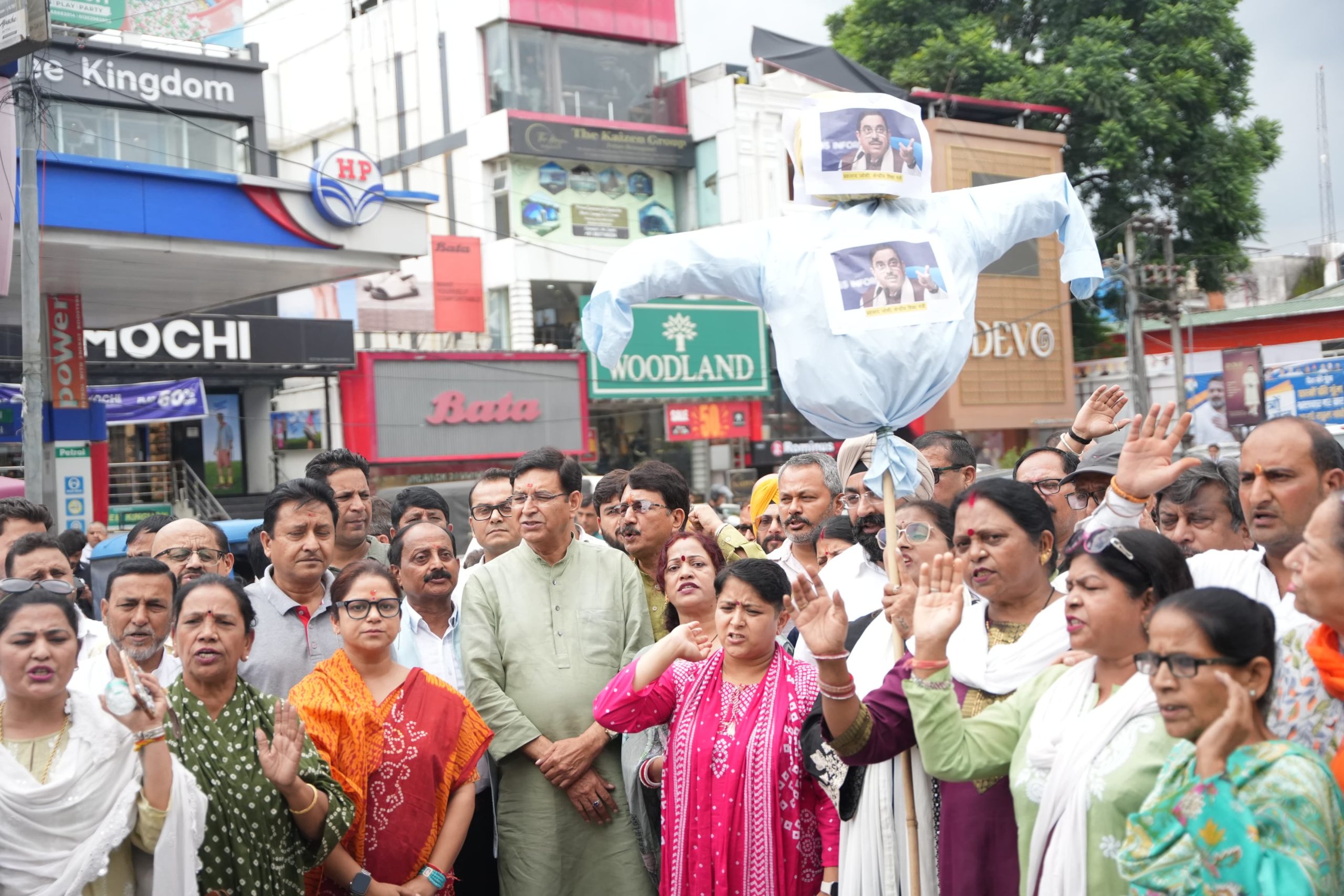 विरोध: उत्तराखंड महिला कांग्रेस ने किया नव नियुक्त केंद्रीय शिक्षा मंत्री का विरोध, पुतला फूंक कर जताया आक्रोश
