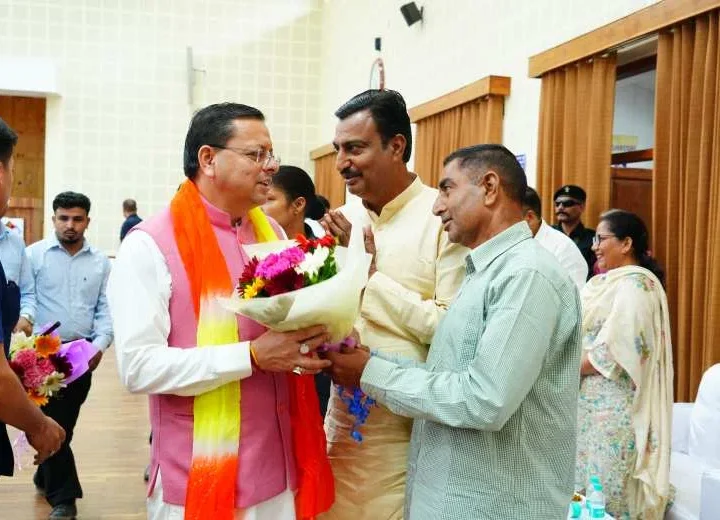 सीएम धामी ने मुख्यमंत्री कैंप कार्यालय में सुनीं जन समस्याएं, प्राथमिकता के आधार पर शीघ्र समाधान सुनिश्चित करने के दिए निर्देश