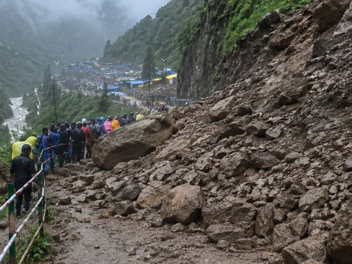 आफ़त: उत्तराखंड में भारी बारिश और भूस्खलन, चारधाम यात्रा की गई स्थगित, श्रद्धालुओं से अफवाहों से बचने की अपील