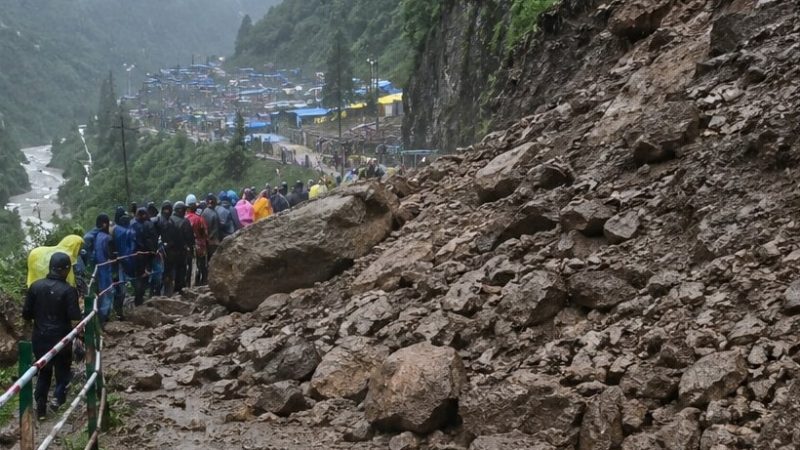 आफ़त: उत्तराखंड में भारी बारिश और भूस्खलन, चारधाम यात्रा की गई स्थगित, श्रद्धालुओं से अफवाहों से बचने की अपील