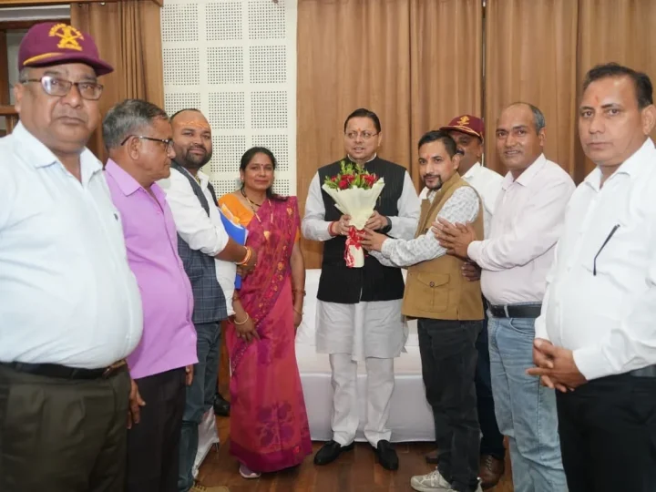 मुख्यमंत्री से मुलाकात का असर : धाकड़ धामी का धाकड़ एक्शन, सैनिकों के गांव लुठियाग की 21 साल पुरानी सड़क मांग पर एक घंटे में कार्रवाई, 15 दिन में मांगी रिपोर्ट