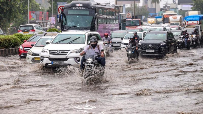अतिवृष्टि: दिल्ली से केरल तक मचा हाहाकार, मुंबई में उफनीं झीलें, गुजरात में 39 ट्रेनें रद्द; हिमाचल का भी बुरा हाल