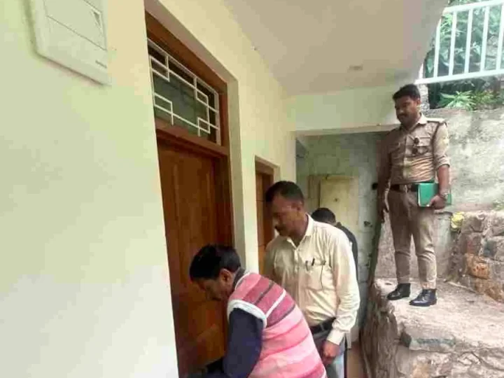 मसूरी में अवैध निर्माणों पर एमडीडीए का बड़ा एक्शन, दो भवन किए सील, सुवाखोली और किंगरेट पिक्चर पैलेस मार्ग पर प्रवर्तन कार्रवाई