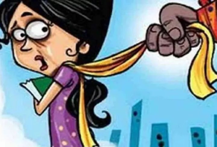 सबक: मनचले ने ट्यूशन जा रही छात्रा से कर दी छेड़छाड़, लोगों ने आरोपी को पीटकर पुलिस को सौंपा