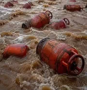 तबाही: महाराष्ट्र के पातालगंगा नदी में बह गए 3000 गैस सिलेंडर, कलेक्टर ने जारी की सख्त चेतावनी