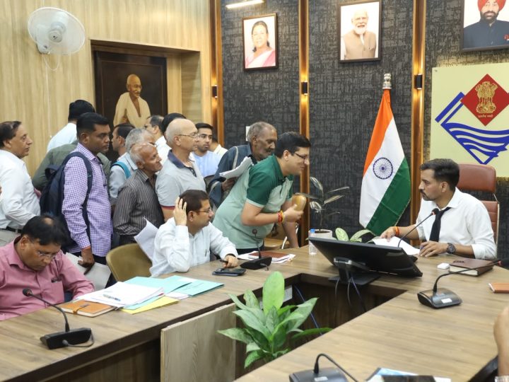 जन सुनवाई: जनसमस्याओं के निस्तारण में लापरवाही बर्दाश्त नहीं होगी, डीएम डॉ चौहान ने सुनीं 164 शिकायतें