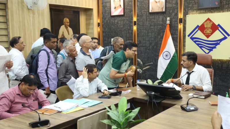 जन सुनवाई: जनसमस्याओं के निस्तारण में लापरवाही बर्दाश्त नहीं होगी, डीएम डॉ चौहान ने सुनीं 164 शिकायतें