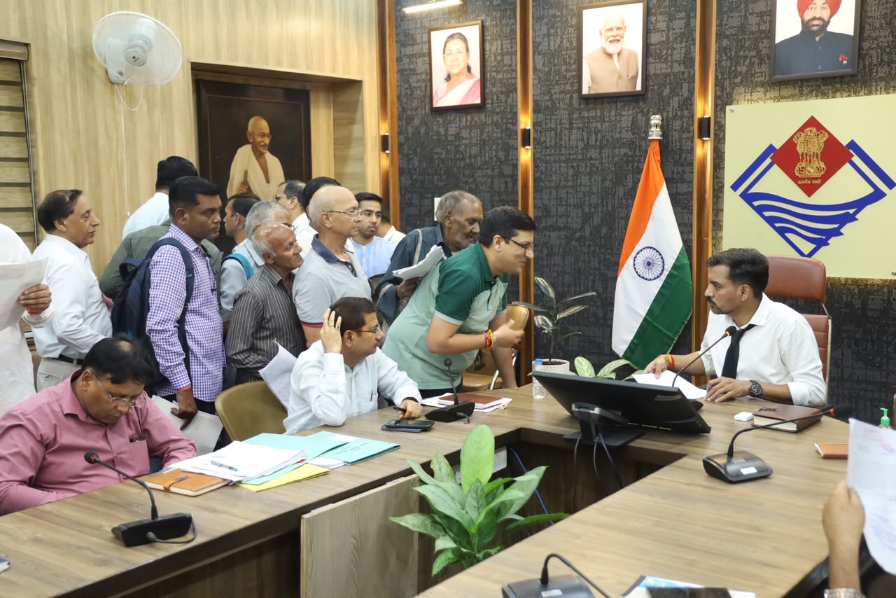 जन सुनवाई: जनसमस्याओं के निस्तारण में लापरवाही बर्दाश्त नहीं होगी, डीएम डॉ चौहान ने सुनीं 164 शिकायतें