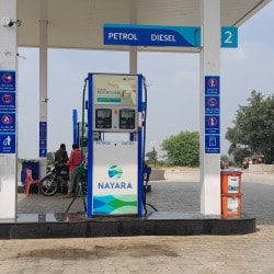राहत: नायरा एनर्जी ने पेट्रोल की कीमत में 5 रुपए और डीजल में 3 रुपए की कटौती का किया ऐलान