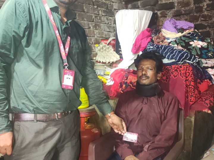 त्वरित न्याय:  डीएम की संवेदनशीलता से दिव्यांग को मिली पेंशन, बैंक खाता और नई व्हीलचेयर