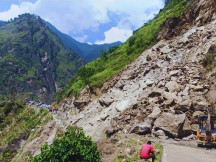 अतिवृष्टि: उत्तराखंड में लगातार बारिश से भूस्खलन; बद्रीनाथ राष्ट्रीय राजमार्ग सहित कई प्रमुख मार्ग ठप