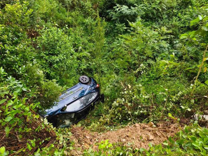 हादसा: चौखुटिया में शिक्षकों को लेकर जा रही कार खाई में गिरी, पांच घायल