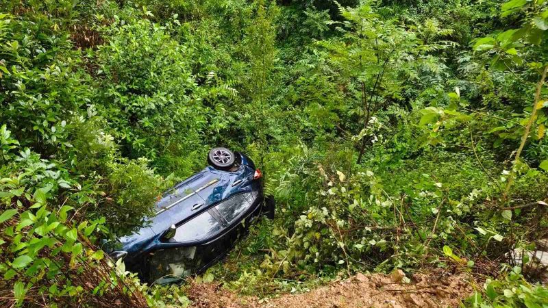 हादसा: चौखुटिया में शिक्षकों को लेकर जा रही कार खाई में गिरी, पांच घायल