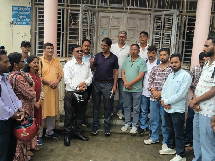 आवाज़: 20 सूत्रीय मांगों को लेकर ग्राम प्रधानों ने हवालबाग ब्लॉक मुख्यालय में की तालाबंदी