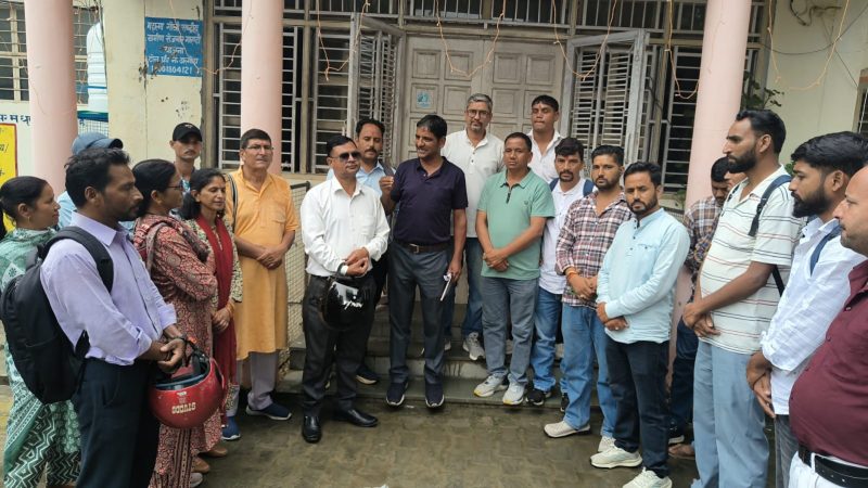 आवाज़: 20 सूत्रीय मांगों को लेकर ग्राम प्रधानों ने हवालबाग ब्लॉक मुख्यालय में की तालाबंदी