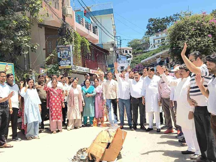 नैनीताल प्रकरण: कांग्रेस का कथित दुर्व्यवहार के ख़िलाफ़ प्रदर्शन, एसएसपी और मुख्यमंत्री का पुतला फूंका