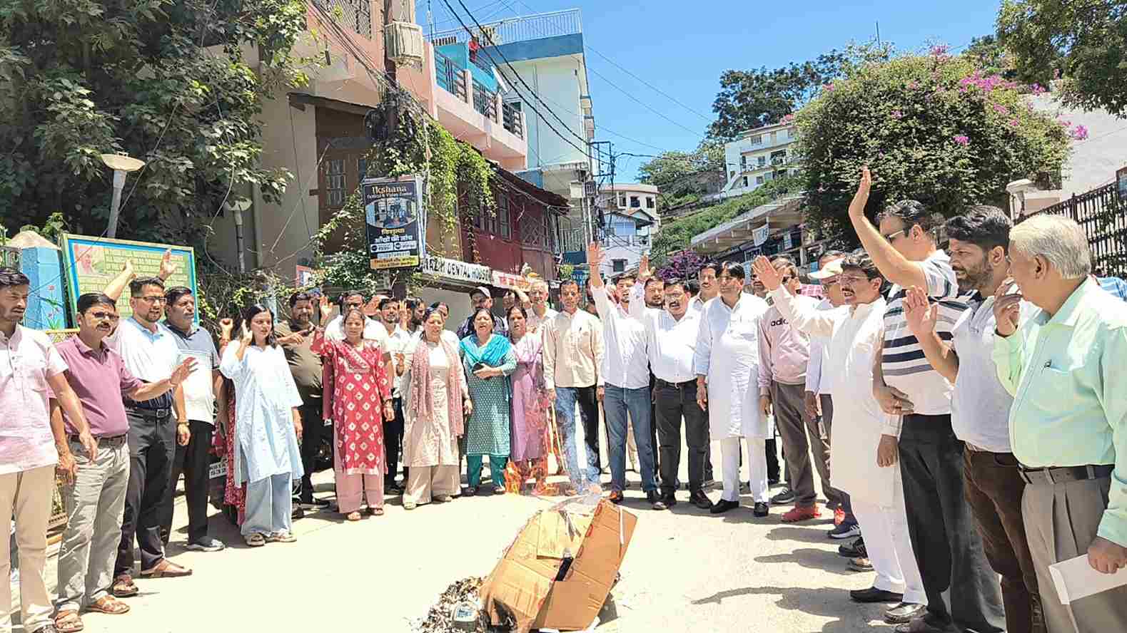 नैनीताल प्रकरण: कांग्रेस का कथित दुर्व्यवहार के ख़िलाफ़ प्रदर्शन, एसएसपी और मुख्यमंत्री का पुतला फूंका