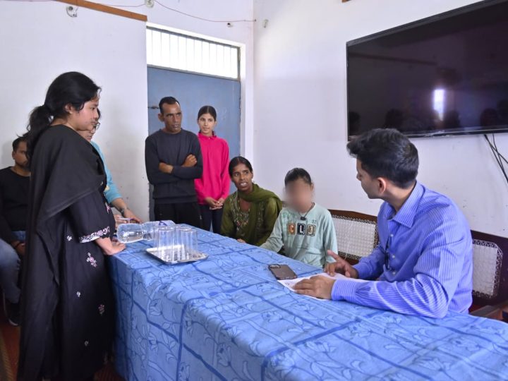 एक्शन: छात्रा से मारपीट मामले में डीएम ने स्कूल पहुंचकर की जांच, आरोपी अतिथि शिक्षिका बर्खास्त