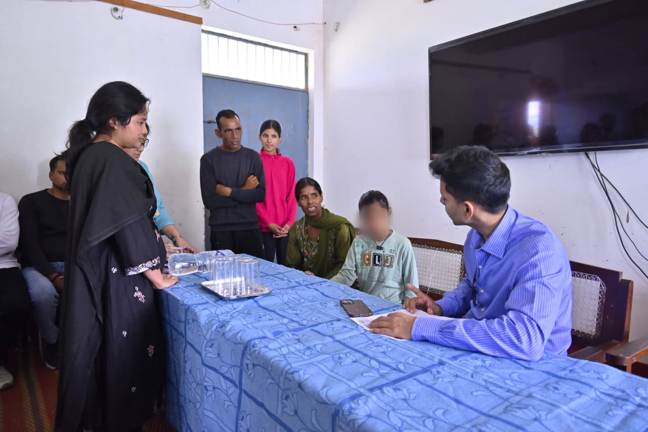 एक्शन: छात्रा से मारपीट मामले में डीएम ने स्कूल पहुंचकर की जांच, आरोपी अतिथि शिक्षिका बर्खास्त