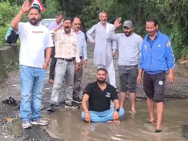 विरोध: सड़क के गड्ढों को बताया ‘स्विमिंग पूल’, कांग्रेस का अनोखा विरोध प्रदर्शन