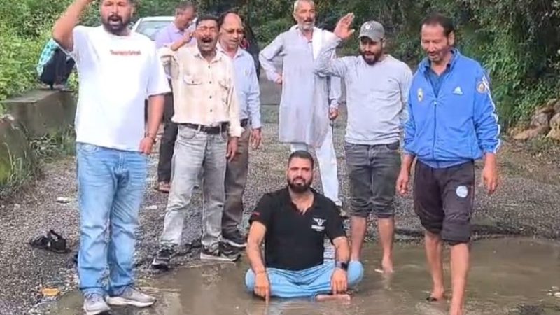 विरोध: सड़क के गड्ढों को बताया ‘स्विमिंग पूल’, कांग्रेस का अनोखा विरोध प्रदर्शन