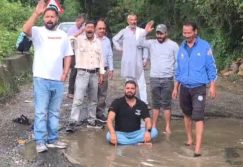 विरोध: सड़क के गड्ढों को बताया ‘स्विमिंग पूल’, कांग्रेस का अनोखा विरोध प्रदर्शन