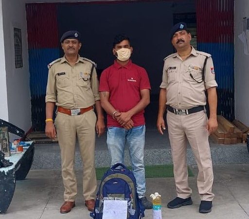 शिकंजा: मोहान चेकपोस्ट पर कच्ची शराब के साथ तस्कर गिरफ्तार, बाइक सीज